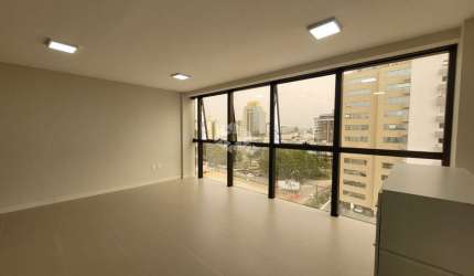 SALA COMERCIAL COM 40M² DE ÁREA PRIVATIVA, 1 VAGA, AR-CONDICIONADO, NO ESTREITO EM FLORIANÓPOLIS!