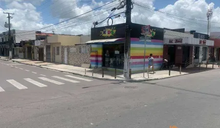 Casa de esquina e 03 pontos comerciais juntos, à venda, no Bugio.