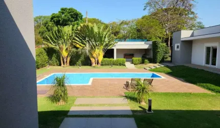 Casa de Alto Padrão, com 3 Suítes e Piscina no Condomínio Terras de Mont Serrat
