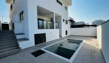 Casa de condomínio 3 Suítes com piscina no Condomínio Central Parque