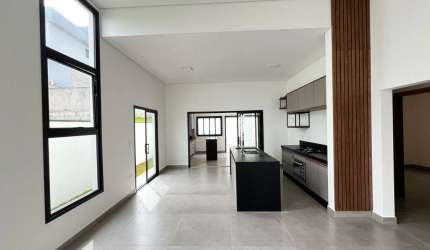 Casa com 3 dormitórios, sendo 1 suíte e Piscina no Lagos D’Icaraí em Salto/SP