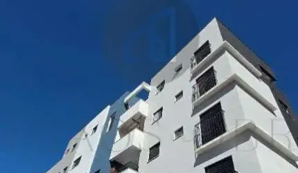 APARTAMENTO COM QUINTAL E 2 VAGAS DE GARAGEM A 2 MINUTOS DO CENTRO
