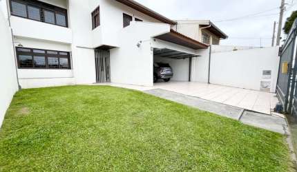 Casa com 4 quartos  para alugar, 234.52 m2 por R$4300.00  - Xaxim - Curitiba/PR