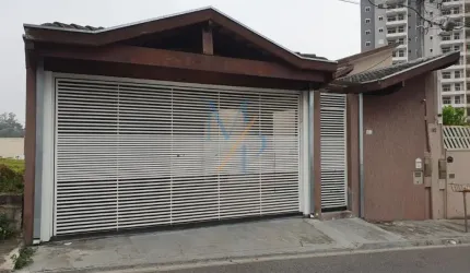 Oportunidade - Linda casa em ótima localização, próximo de comércios - Vila Branca, Jacareí - Suíte com closet