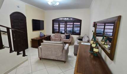 Linda casa com sacada e edícula - Ótima localização, próximo a praças, restaurantes - Jardim Satélite - Zona Sul de SJC