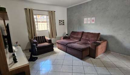Oportunidade Imperdível! Linda Casa com Piscina à Venda