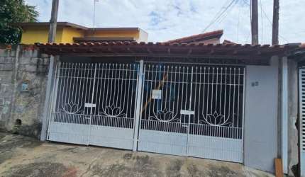 Linda casa com 3 quartos no bairro Cidade Morumbi - Localização próxima a shopping e comércios
