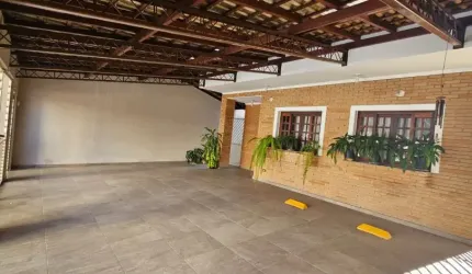 Linda casa com 5 quartos e edícula - Ótima localização, próximo ao Shopping Oriente e comércios variados
