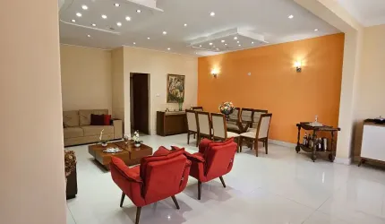 Casa ampla em bairro nobre.