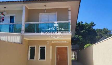 Linda casa com 3 suítes, 4 vagas, área gournet e excelente localização