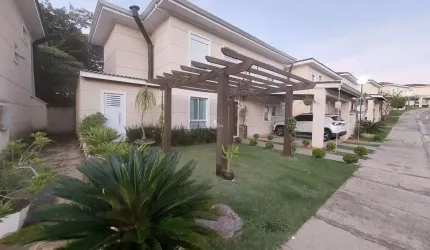 Bela casa com 4 dormitórios e quintal voltado para a área de preservação permanente.