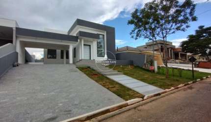 CASA TÉRREA EM CONDOMÍNIO, TOTALMENTE ISOLADA, COM 03 DORMS E QUINTAL AMPLO!