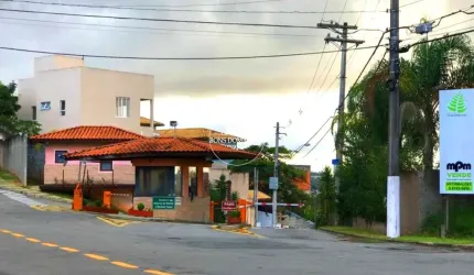 Terreno 645m2 (declive) em condomínio dentro do bolsão do Fazendinha