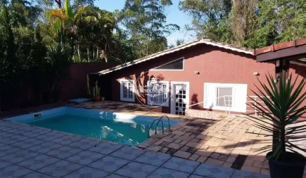 Linda casa térrea e com piscina no condomínio Nova Higienópolis em Jandira