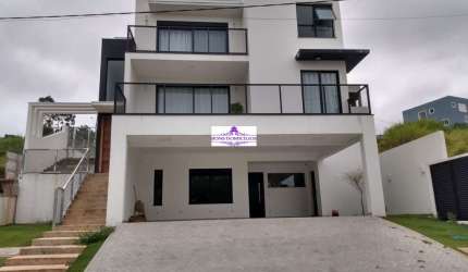 Linda casa em um condomínio com muita área verde, tudo que vc e sua família precisa!!