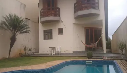 CASA COM BELA VISTA, ESPAÇOSA, PÉ DIREITO DUPLO 3 SUÍTES GRANDES, NO SÃO PAULO 2, CONSIDERADO O MELHOR CONDOMÍNIO DE COTIA