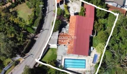 Casa linda em terreno de 1.600m numa das melhores regiões da Granja-viana.  Ótima oportunidade para investimento ou para seu lar dos sonhos+