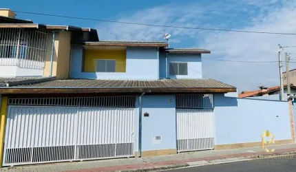 Sobrado à Venda em Jardim Gurilandia, Taubaté - SP