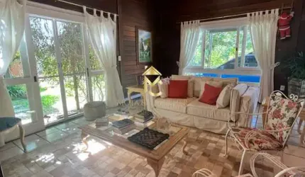 Belíssima e ampla casa em condomínio fechado