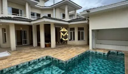 Sobrado a venda em condomínio, com 4 suítes e piscina.