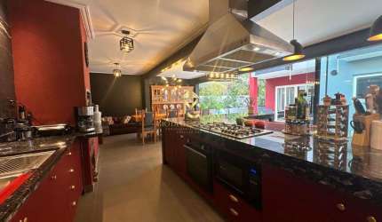 Casa com área Gourmet à venda em condomínio.