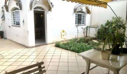 Casa à venda em via pública com ótima localização em Taubaté.