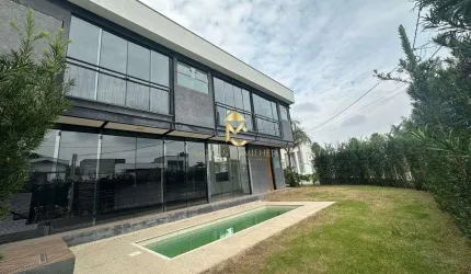 Casa com piscina e 3 suítes à venda em Condomínio.