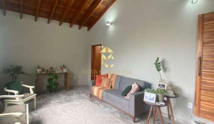 Casa com varanda gourmet à venda no condomínio Colinas.