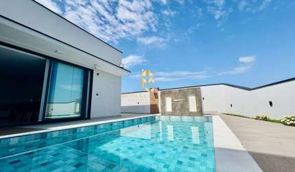 Casa com piscina e varanda Gourmet à venda em condomínio fechado.