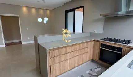 Casa com 3 suítes para locação em condomínio.