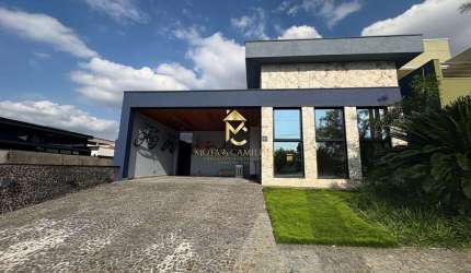 Casa térrea disponível para venda em condomínio.
