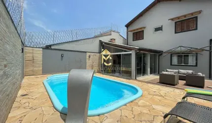 Lindo Sobrado à venda em condomínio fechado com piscina.