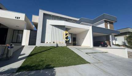 Casa térrea à venda em condomínio fechado.