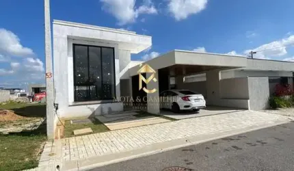 Casa térrea à venda em condomínio.