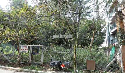 Terreno com 712,0m²   (Frente 12,5m x Fundos 56,96m) em Rua Tranquila
