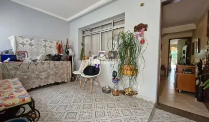 Sobradão bem localizado em travessa da Sargento Geraldo Santana