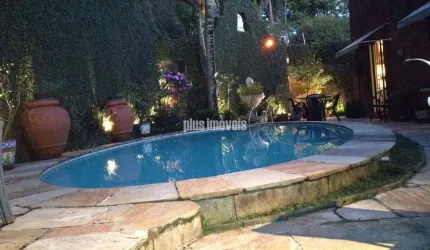 Charmosa casa situada na Rua Dr. Queirós Guimarães