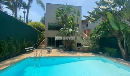 Linda casa reformada com piscina em rua fechada na Granja Julieta