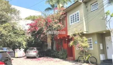 Vila fechada.