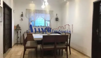 Ampla casa com churrasqueira e armários - Estuda permuta