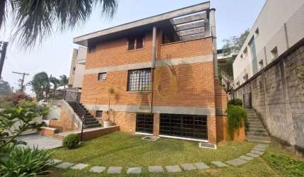 Ótima casa em condomínio fechado