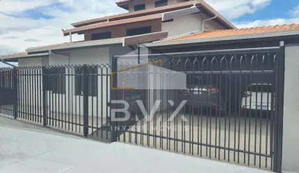 A casa é extraordinária possui 4 suítes sendo duas com varanda com guarda corpo de vidro e uma vista panorâmica esplêndida