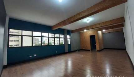 Com 45m² de área, este espaço conta com 1 sala ampla e arejada, 1 banheiro privativo e está localizado no 2º andar, com acesso pela escada.