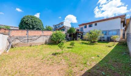 Linda casa térrea com amplo quintal em Colombo