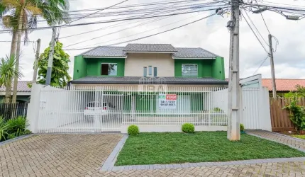 Linda casa com piscina no Bairro  Bacacheri