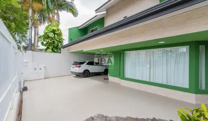 Linda casa com piscina no Bairro  Bacacheri