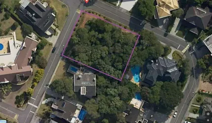 Casa de condomínio para venda possui 1356 metros quadrados dentro do Parque Tingui - Curitiba - PR