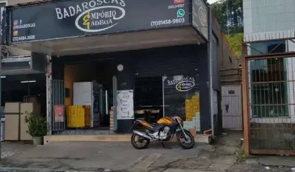 Salão comercial com casa nos fundos no centro de Terra preta