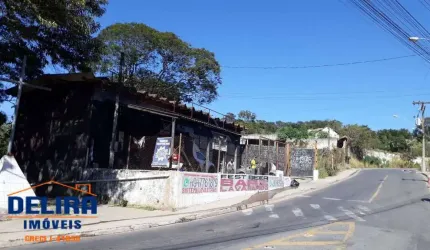 Salão comercial com casa nos fundos de esquina.