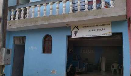 Casa com salão comercial e terreno nos fundos, acesso por duas ruas.